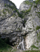 В более дождливые годы высота водопада достигает пятидесяти метров. Вода выходит из пещеры, в склоне. А сейчас - скромнее, "всего" тридцать метров.